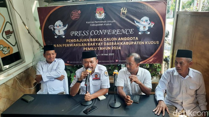 Gerindra Kudus daftarkan keluarga-mantan kades jadi caleg ke KPU Kudus, Sabu (13/5/2023).