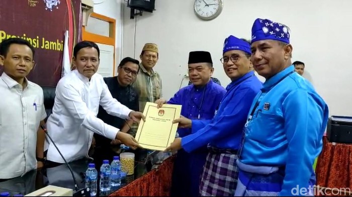 Gubernur Jambi Al Haris atau selaku  Ketua MPP PAN Jambi saat daftarkan bacaleg ke KPU (Foto: Ferdi Almunanda)