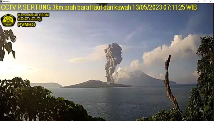 Gunung Anak Krakatau kembali erupsi pagi ini, Sabtu (13/5/2023), dengan ketinggian kolom abu 2 km.