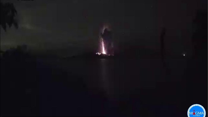 Gunung Anak Krakatau kembali mengalami erupsi untuk kedua kalinya pada tengah malam (dok istimewa)