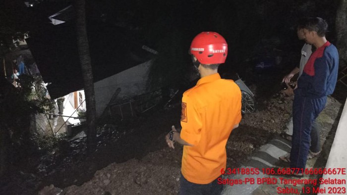 Hujan lebat melanda wilayah Tangerang Selatan (Tangsel) berimbas longsornya tanah di halaman kantor Kelurahan Babakan. Tanah longsor membuat akses jalan tertutup.