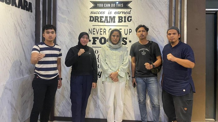 Inajah (baju hijau, tengah) di Merangin, ditangkap atas tuduhan pencemaran nama baik (Istimewa).