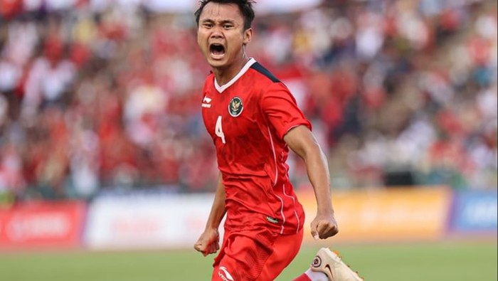 Timnas Indonesia U-22 baru saja menyelesaikan babak pertama melawan Vietnam di SEA Games 2023 dengan skor sementara 1-1. Netizen sebuta Vietnam pandaii drama dan minta skuad Garuda untuk menahan emosinya.