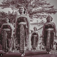 Dalam keterangan unggahan Ira menjelaskan jika dirinya menari bersama 5 penari lain di sebuah acara yang diselenggarakan di Pelataran Museum Fatahillah. Kala itu Ira dan 5 rekannya membawakan tarian ‘Bedhayan Wigaringtyas’. Foto: Instagram/@irawbw