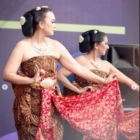 Sama seperti para penari lain yang menari bersamanya, Ira Wibowo juga tampak mengenakan pakaian tradisional Jawa. Penampilannya itu dilengkapi dengan sanggul dan aksesori berupa kalung, gelang, anting, serta hiasan kepala. Foto: Instagram/@irawbw