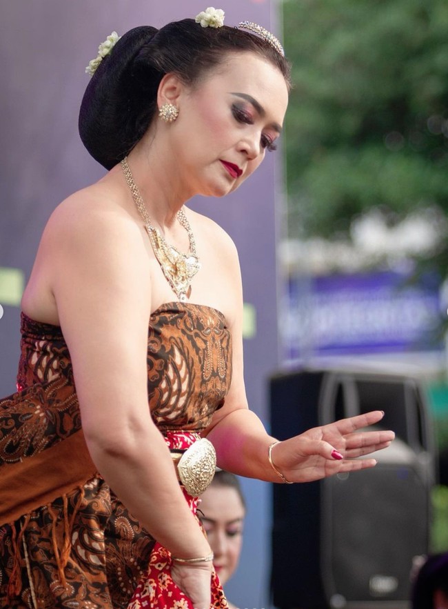 Ira yang mengaku sudah senang menari sejak masih kecil itu terlihat tampil anggun dan juga cantik menawan. Ditambah dengan pulasan makeup, Ira tampil bak wanita Jawa. Foto: Instagram/@irawbw