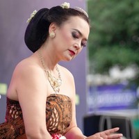 Ira yang mengaku sudah senang menari sejak masih kecil itu terlihat tampil anggun dan juga cantik menawan. Ditambah dengan pulasan makeup, Ira tampil bak wanita Jawa. Foto: Instagram/@irawbw