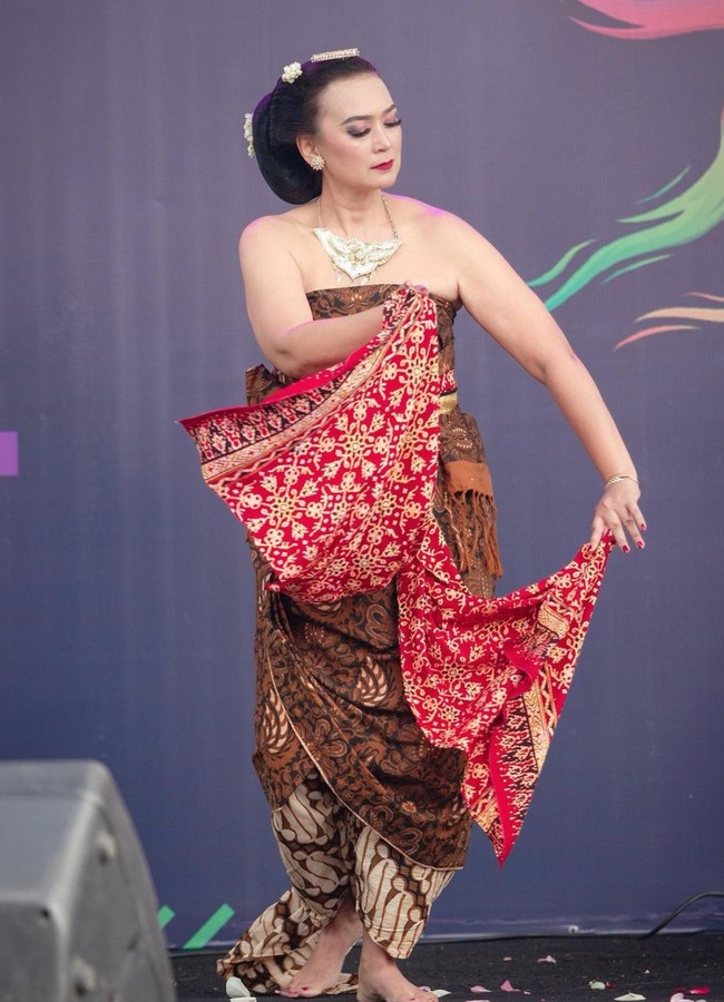 Ira Wibowo sendiri diketahui lahir di Berlin, Jerman pada 20 Desember 1967. Saat ini kakak Ari Wibowo itu telah berusia 55 tahun. Namun penampilannya masih terlihat cantik dan menawan. Foto: Instagram/@irawbw