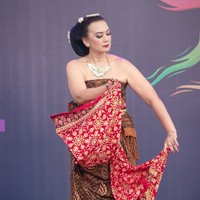 Ira Wibowo sendiri diketahui lahir di Berlin, Jerman pada 20 Desember 1967. Saat ini kakak Ari Wibowo itu telah berusia 55 tahun. Namun penampilannya masih terlihat cantik dan menawan. Foto: Instagram/@irawbw