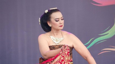 7 Potret Ira Wibowo Menari Jawa Pakai Baju Tradisional, Anggun Bersanggul