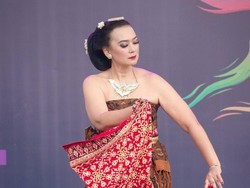 7 Potret Ira Wibowo Menari Jawa Pakai Baju Tradisional, Anggun Bersanggul