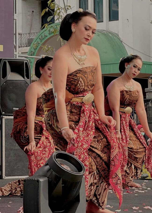 Sukses membawakan tarian Jawa, unggahan Ira Wibowo pun banyak mendapat pujian dari para netizen. “Keren!!! Kalo gini Indonesia banget kamu, mbak. Bangga liatnya,” komentar salah seorang netizen. Foto: Instagram/@irawbw