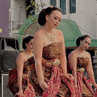 Sukses membawakan tarian Jawa, unggahan Ira Wibowo pun banyak mendapat pujian dari para netizen. “Keren!!! Kalo gini Indonesia banget kamu, mbak. Bangga liatnya,” komentar salah seorang netizen. Foto: Instagram/@irawbw