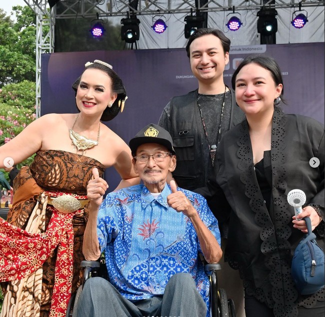 Alasan Ira belajar tarian Jawa sendiri untuk mengikuti jejak ayahnya yang rupanya juga seorang penari Jawa. Terlihat jika Ira sudah cukup luwes saat menari tarian tersebut. Foto: Instagram/@irawbw