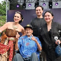 Alasan Ira belajar tarian Jawa sendiri untuk mengikuti jejak ayahnya yang rupanya juga seorang penari Jawa. Terlihat jika Ira sudah cukup luwes saat menari tarian tersebut. Foto: Instagram/@irawbw