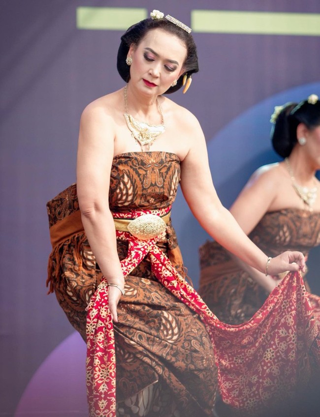 Ikut memeriahkan Hari Tari Dunia yang jatuh pada 6 Mei 2023, Ira Wibowo tampak memamerkan kepiawaiannya menari tarian Jawa. Melalui akun Instagram pribadi Ira pun membagikan foto-foto saat dirinya menari. Foto: Instagram/@irawbw