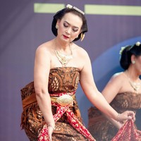 Ikut memeriahkan Hari Tari Dunia yang jatuh pada 6 Mei 2023, Ira Wibowo tampak memamerkan kepiawaiannya menari tarian Jawa. Melalui akun Instagram pribadi Ira pun membagikan foto-foto saat dirinya menari. Foto: Instagram/@irawbw