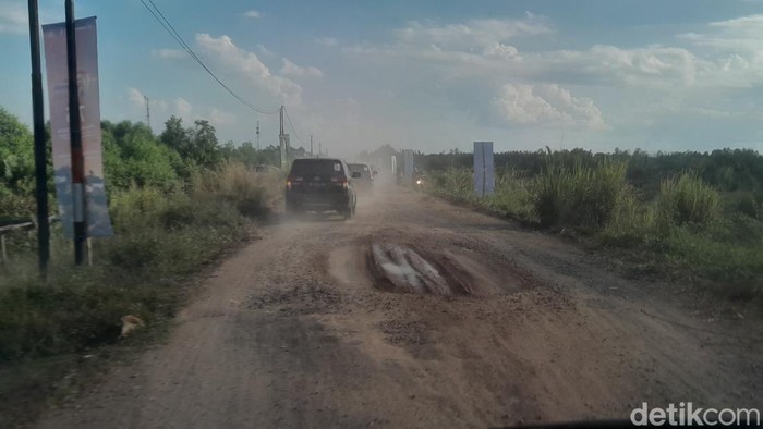 Jalan rusak menuju Desa Wisata Sungsang IV, Banyuasin, Sumsel.