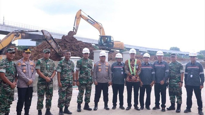 Kapolda Metro Jaya Irjen Karyoto melakukan pengecekan jalur kereta cepat Jakarta-Bandung di Stasiun KCIC Halim, Jakarta Timur. Dia mengatakan pengecekan dilakukan untuk memastikan keamanan jelang uji coba kereta cepat tersebut.
