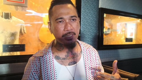 Jerinx saat ditemui di Kuta, Badung, Bali, Jumat (12/5/2023). (Triwidiyanti/detikBali)