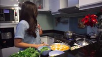 Untuk jenis kompornya, dapur rumah ibu Jessica Mila ini menggunakan jenis kompor gas freestanding. Berwarna keabu-abuan mengikuti konsep dapurnya. Foto: YouTube Jessica Mila