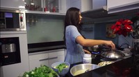 Selain itu, saling berdempetan terdapat dispenser yang di atasnya ada rak untuk menaruh oven. Rak warna senada tersedia untuk menyimpan gelas cantik. Foto: YouTube Jessica Mila