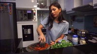 Tak disangka, Jessica Mila pun masih menggunakan cobek berbahan batu untuk membuat sambal. Rupanya ia lihai mengulek sambal sampai halus. Foto: YouTube Jessica Mila