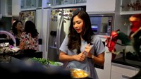 Lewat kanal YouTubenya, Jessica Mila sering membagikan momen saat belajar masak bareng sang ibu. Salah satu momennya ada saat ia memasak bubur Manado. Foto: YouTube Jessica Mila