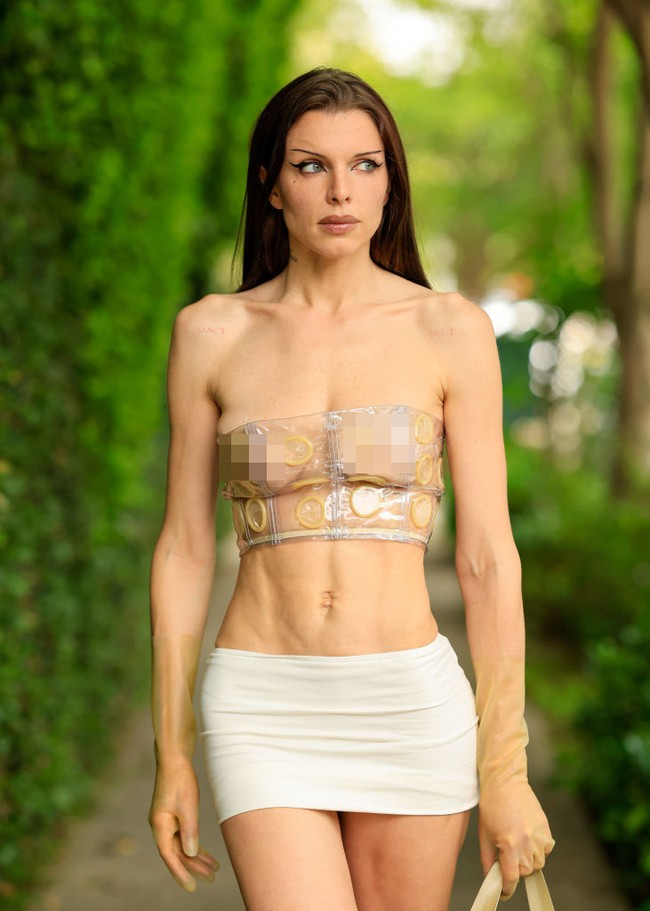 Julia Fox tertangkap kamera dengan busana yang bisa dibilang paling berani dari yang selama ini pernaha dia kenakan. Tampil di jalanan Los Angeles, California, model 33 tahun ini memakai busana terbuat dari kondom. Foto: GC Images/Rachpoot/Bauer-Griffin