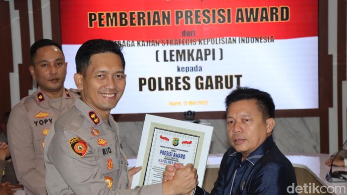Kapolres Garut AKBP Rio Wahyu Anggoro diganjar penghargaan