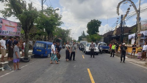 Kecelakan lalu lintas melibatkan dua mobil terjadi di Banjar Denkayu Baleran, Desa Werdi Bhuwana, Kecamatan Mengwi, Badung, Sabtu (13/5/2023) siang. (Foto: Istimewa)