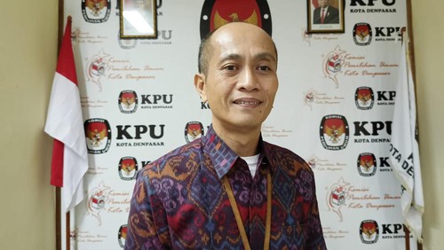 Ketua KPU Kota Denpasar I Wayan Arsa Jaya ketika ditemui di Kantor KPU Kota Denpasar, Sabtu (13/5/2023). (Ni Made Lastri Karsiani Putri/detikBali)