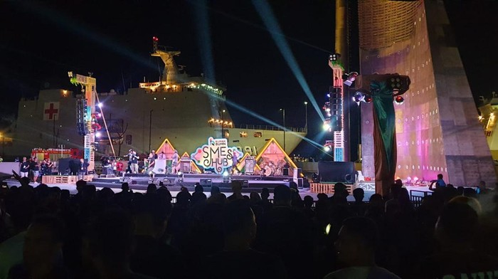Rumah Sakit terapung KRI dr Wahidin Sudirohusodo menjadi latar belakang pertunjukan seni dan budaya di Marina Waterfront Labuan Bajo, Jumat (12/5/2023) malam. Foto: Istimewa