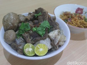 Lagi Hits di Bandung! Ini Bakso Tulang Iga Katamso yang Mantul