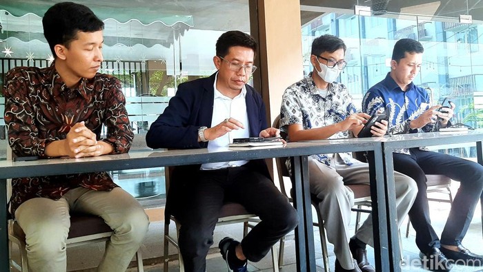 Manajeman PT Ikeda Ruddy Budhi Gunawan saat memberi keterangan soal isu staycation