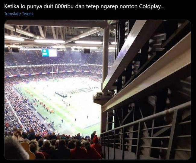 Demi nonton Coldplay walaupun cuma mampu beli tiket yang paling murah nggak apa-apa. Yang penting bisa denger suara Chris Martin langsung, walaupun wujudnya pun gabisa kelihatan dari tempat menonton. Foto: Twitter/@pra_dypta