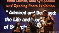 Suasana peluncuran buku karya Guru Besar Universitas Leiden, Belanda Wim van den Doel berjudul Snouck: Biografi Ilmuwan Christian Snouck Hurgronje dan pameran fotografi di kawasan  Perpustakaan Nasional, Jakarta Pusat, Sabtu (13/5/2023).