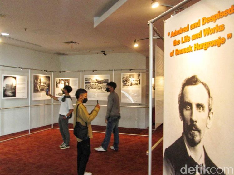 Mengintip Pameran Fotografi Snouck Hurgronje di Perpusnas