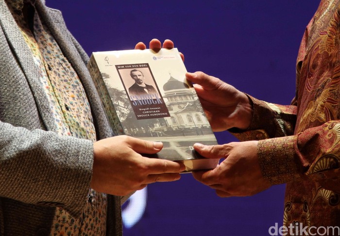 Suasana peluncuran buku karya Guru Besar Universitas Leiden, Belanda Wim van den Doel berjudul Snouck: Biografi Ilmuwan Christian Snouck Hurgronje dan pameran fotografi di kawasan  Perpustakaan Nasional, Jakarta Pusat, Sabtu (13/5/2023).