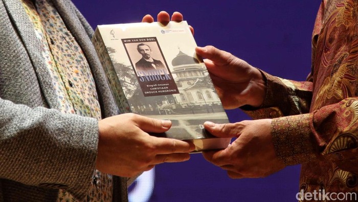 Suasana peluncuran buku karya Guru Besar Universitas Leiden, Belanda Wim van den Doel berjudul 