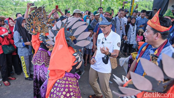 Menteri Pariwisata dan Ekonomi Kreatif (Menparekraf) Sandiaga Salahuddin Uno saat mengunjungi desa wisata Sungsang IV, Banyuasin, Sumatera Selatan, Sabtu (13/5/2023).