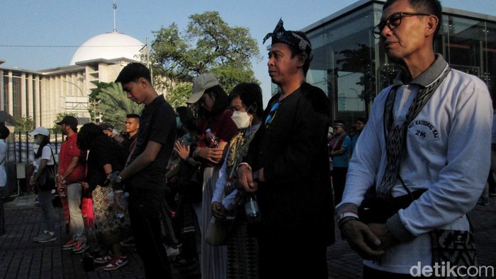 Sejumlah peserta mengikuti Jalan Santai Kerukunan dan Kebhinekaan Lintas Agama di kawasan Gereja Katedral, Jakarta Pusat, Sabtu (13/5/2023). Jalan santai ini bertujuan untuk memperat hubungan antar umat beragama.