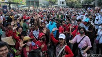 Keuskupan Agung Jakarta (KAJ) merayakan hari jadinya yang ke-216 tahun dengan mengadakan jalan santai lintas agama. 