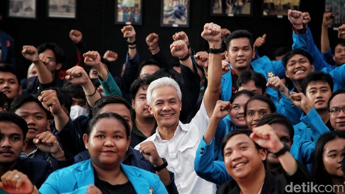 Bacapres Ganjar Pranowo menyapa mahasiswa-mahasiswi di Pameran Fotografi 25 Tahun Tragedi 98 di Graha Pena 98, Jakarta Selatan, Sabtu (13/5/2023).