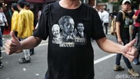 Pada kesempatan itu, ada juga pendukung ganjar yang hadir dengan menggunakan kaos bergambar wajah Ganjar dan Jokowi. 