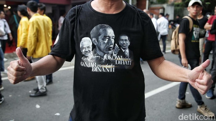 Momen Ganjar Sapa Ratusan Mahasiswa di Pameran Foto 25 Tahun Reformasi Bacapres Ganjar Pranowo menyapa mahasiswa-mahasiswi di Pameran Fotografi 25 Tahun Tragedi 98 di Graha Pena 98, Jakarta Selatan, Sabtu (13/5/2023).