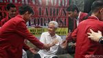 Momen Ganjar Sapa Mahasiswa di Pameran Foto 25 Tahun Reformasi