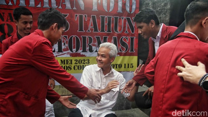 Momen Ganjar Sapa Ratusan Mahasiswa di Pameran Foto 25 Tahun Reformasi Bacapres Ganjar Pranowo menyapa mahasiswa-mahasiswi di Pameran Fotografi 25 Tahun Tragedi 98 di Graha Pena 98, Jakarta Selatan, Sabtu (13/5/2023).