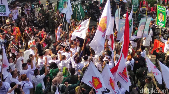 Momen PKB dan Gerindra bertemu di KPU Jateng, Sabtu (13/5/2023). Kedua partai ini saling sahut yel-yel Prabowo capres dan Cak Imin cawapres.