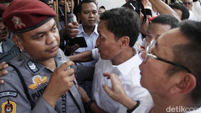Momen Waketum Gerindra Habiburokhman Diadang Masuk KPU Wakil Ketua Umum Gerindra Habiburokhman berdebat dengan petugas keamanan KPU, Jakarta Pusat, Sabtu (13/5/2023). Habiburokhman sempat bersitegang dengan petugas keamanan KPU karena tidak diperbolehkan masuk karena permasalahan kartu ID saat penyerahan berkas Bacaleg Gerindran